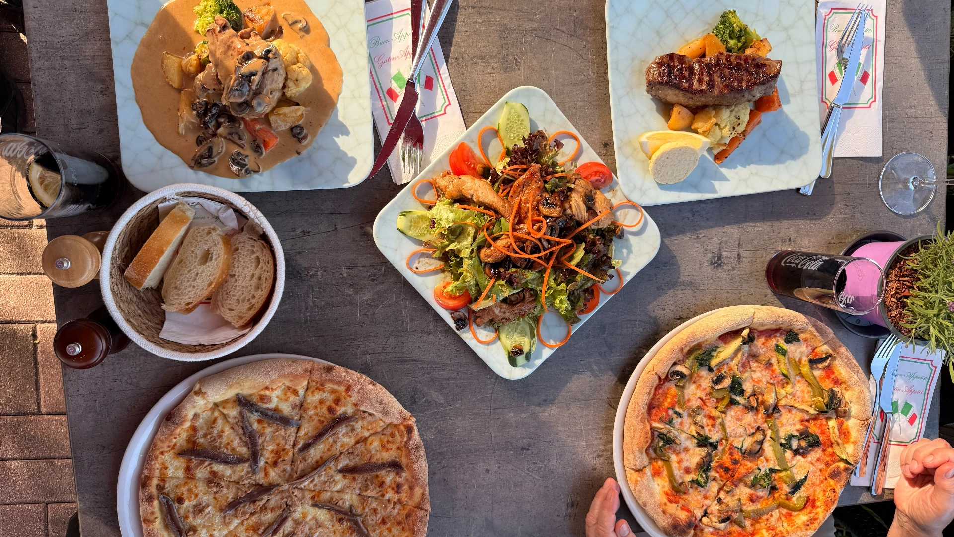 Auswahl aus Pizza, Fleischgerichten und Salat in der Gaststätte Buschmühle